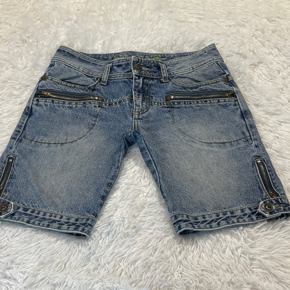 BAI.YU GOLDEN BOY Stylish Blue Denim Shorts with Zipper Details SIZE 28 WAIST